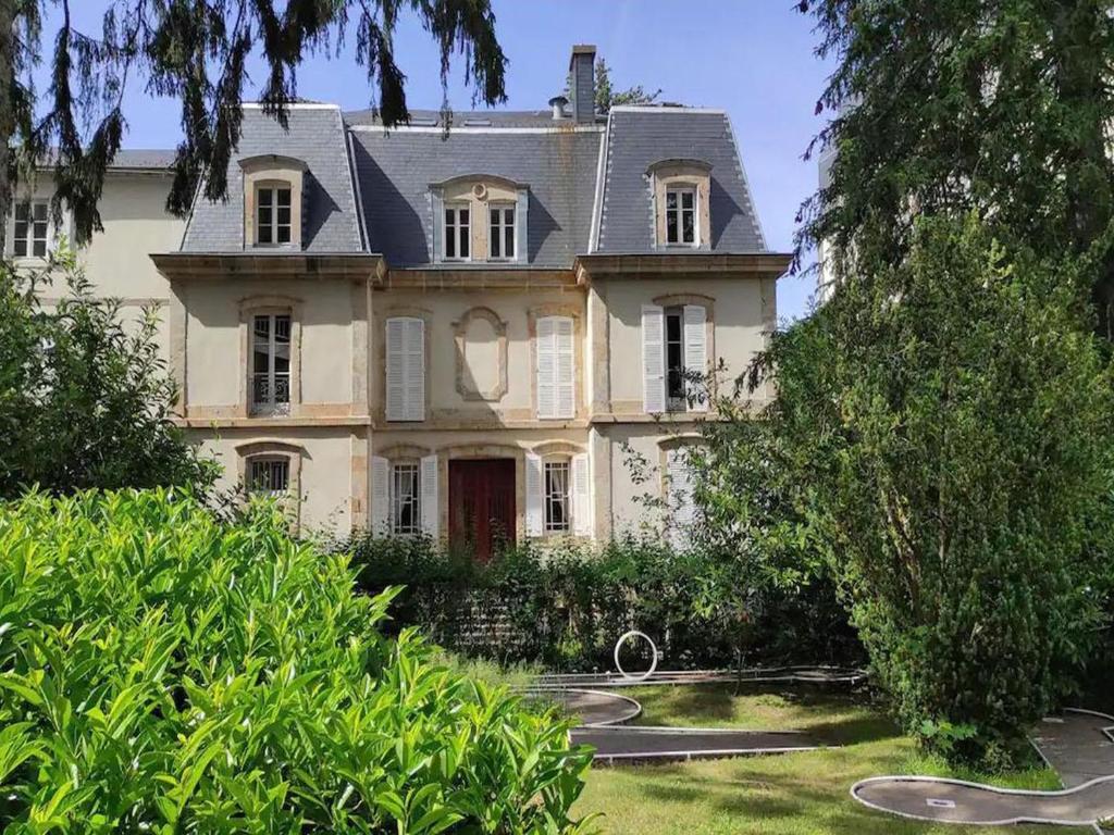 une maison ancienne avec un jardin en face dans l'établissement T3 duplex avec parking privatif à 100m du centre, proche thermes, wifi, équipé, max 5 pers, La Bourboule - FR-1-608-269, à La Bourboule