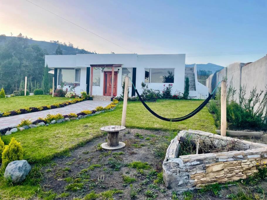 ein Haus mit einem Hof mit einem Seil davor in der Unterkunft ¡Fogata y Lujo! in Ambato