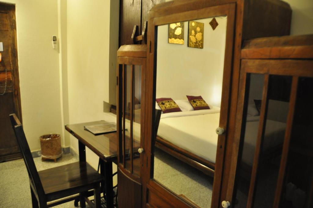 Postel nebo postele na pokoji v ubytování Ruean Thai Hotel