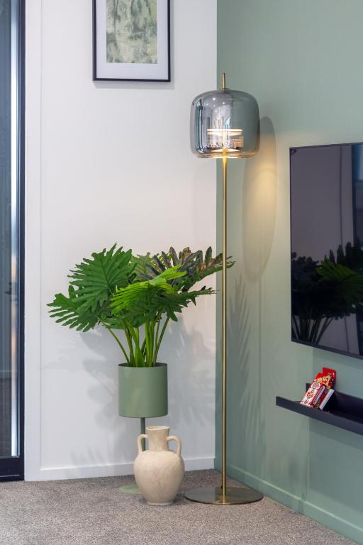 Chic 3-BR CBD Gem in Christchurch: Prime Location - Resim 24