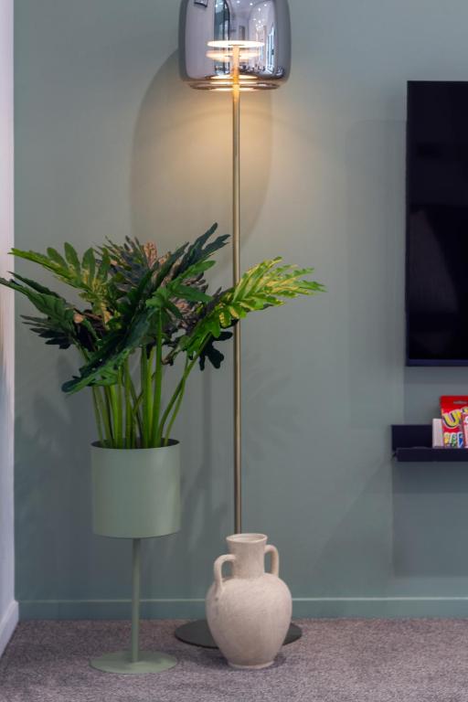 Chic 3-BR CBD Gem in Christchurch: Prime Location - Resim 23