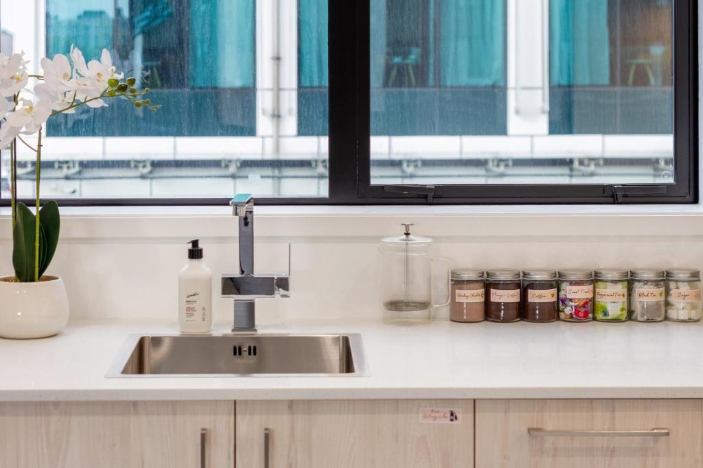 Chic 3-BR CBD Gem in Christchurch: Prime Location - Resim 3