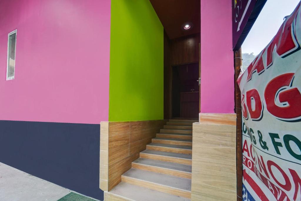 eine Treppe mit farbenfrohen Wänden und einer Treppe in der Unterkunft OYO Hotel Divyanka Lodge in Guwahati