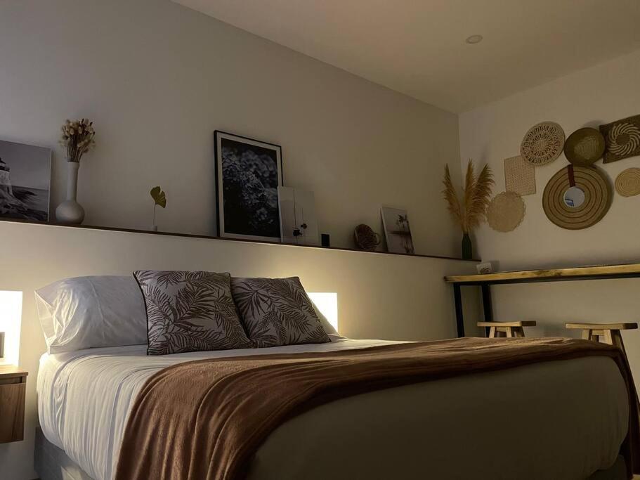 - une chambre avec un lit et 2 oreillers dans l'établissement OG Stay: Urban Retreat in Quito, à Quito