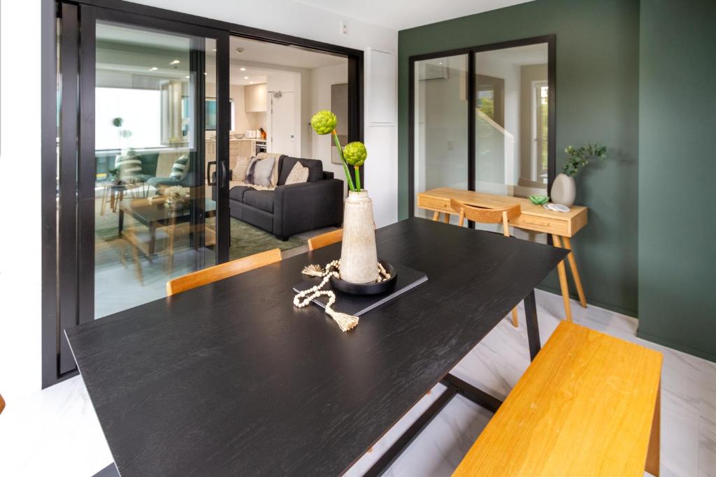 Chic 3-BR CBD Gem in Christchurch: Prime Location - Resim 13