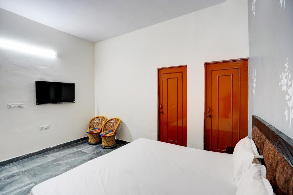 um quarto com duas portas e dois pares de sapatos em OYO Conifer INN em Meerut