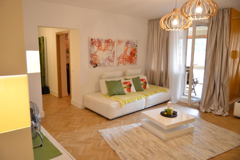 un soggiorno con divano bianco e tavolo di Top View Apartaments a Braşov