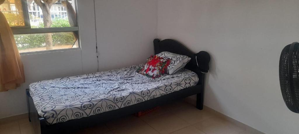 małe łóżko w narożniku pokoju w obiekcie APARTAMENTO 3 HABITACIONES - No aire acondicionado w mieście Valledupar