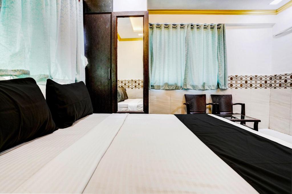 Säng eller sängar i ett rum på OYO Flagship Shree Sai Residency