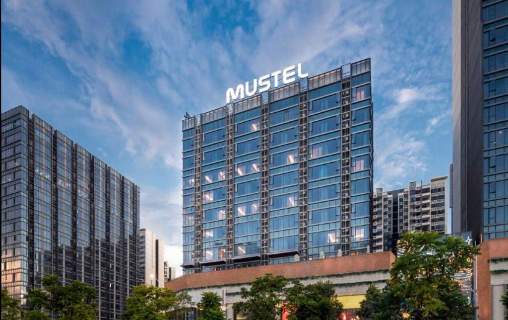 un edificio con un cartel en la parte superior en MUSTEL Hotel Guangzhou Nansha, en Guangzhou
