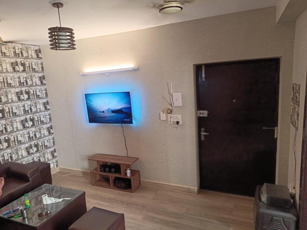TV at/o entertainment center sa Sector143 near Advant Office-2BHK-Society-Spacious-Party,Couple,Family,WFO employes and NRI friendly Place with Kitchen ,living room ,Near Candor TechSpace,Advant IT park and Oxygen144 Center