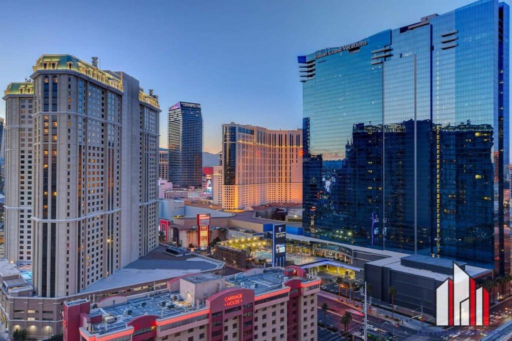 una vista de una ciudad con muchos edificios altos en MGM Signature-32-607 F1 Track & Strip View Balcony, en Las Vegas