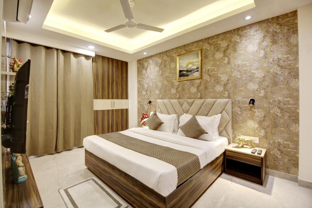 ein Schlafzimmer mit einem großen Bett in einem Zimmer in der Unterkunft Limewood Stay Golf Course Road in Gurgaon