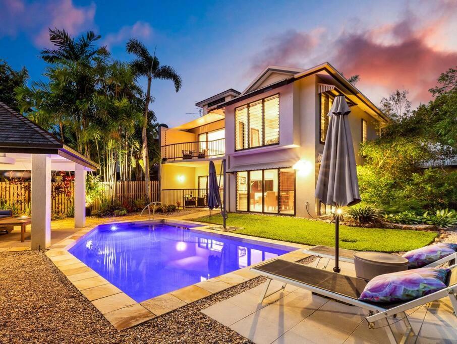 een huis met een zwembad voor een huis bij Eden Retreat - Port Douglas in Port Douglas
