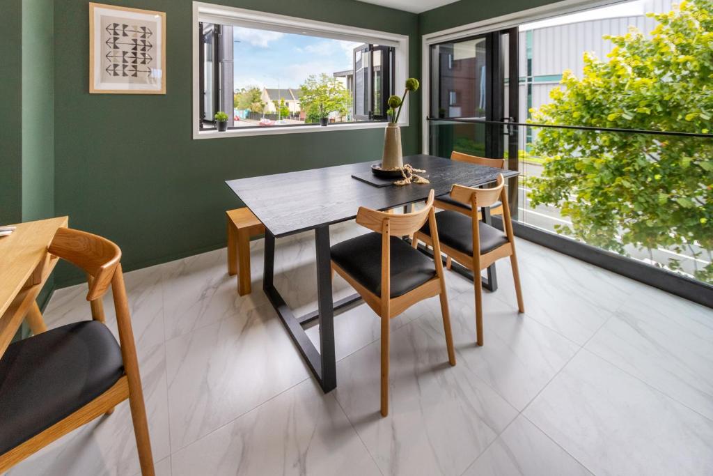 Chic 3-BR CBD Gem in Christchurch: Prime Location - Resim 7