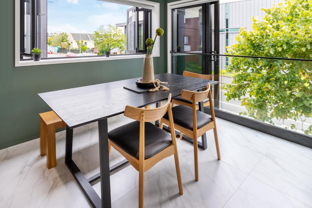 Chic 3-BR CBD Gem in Christchurch: Prime Location - Resim 16