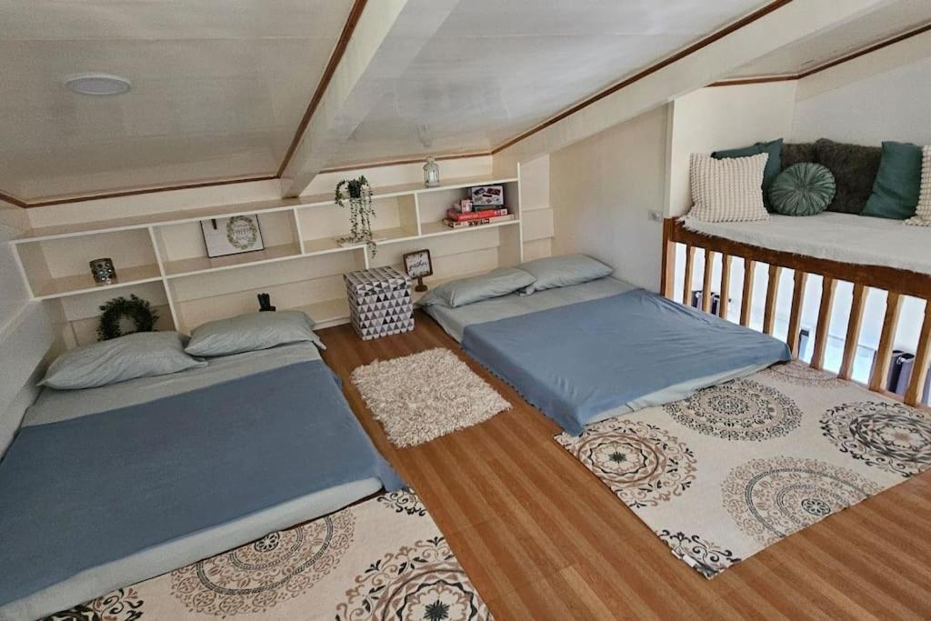 1 Schlafzimmer mit 2 Betten und einem Teppich in der Unterkunft Experience tiny house living right at the beach, Vacation home in San Francisco