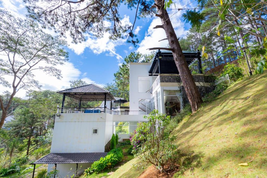 Ein Garten an der Unterkunft Biệt Thự Lan Anh Đà Lạt