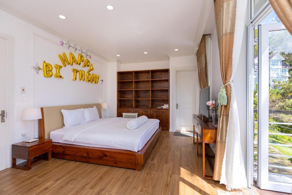 Ein Bett oder Betten in einem Zimmer der Unterkunft Biệt Thự Lan Anh Đà Lạt