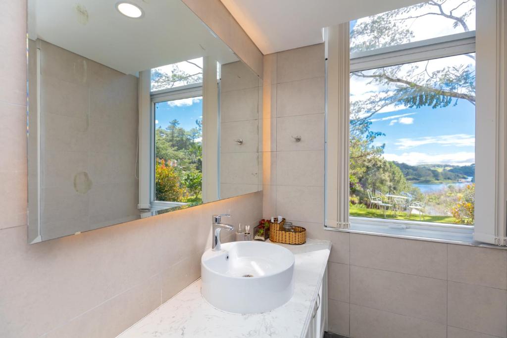 Ein allgemeiner Bergblick oder ein Berglick von der Villa aus