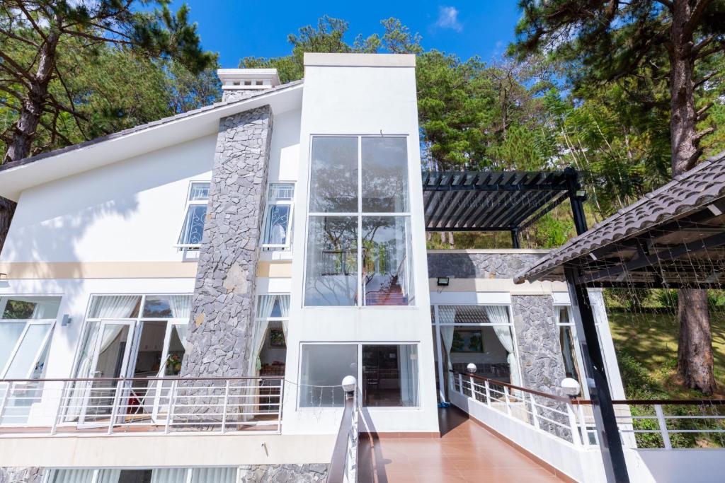 Das Gebäude in dem sich die Villa befindet
