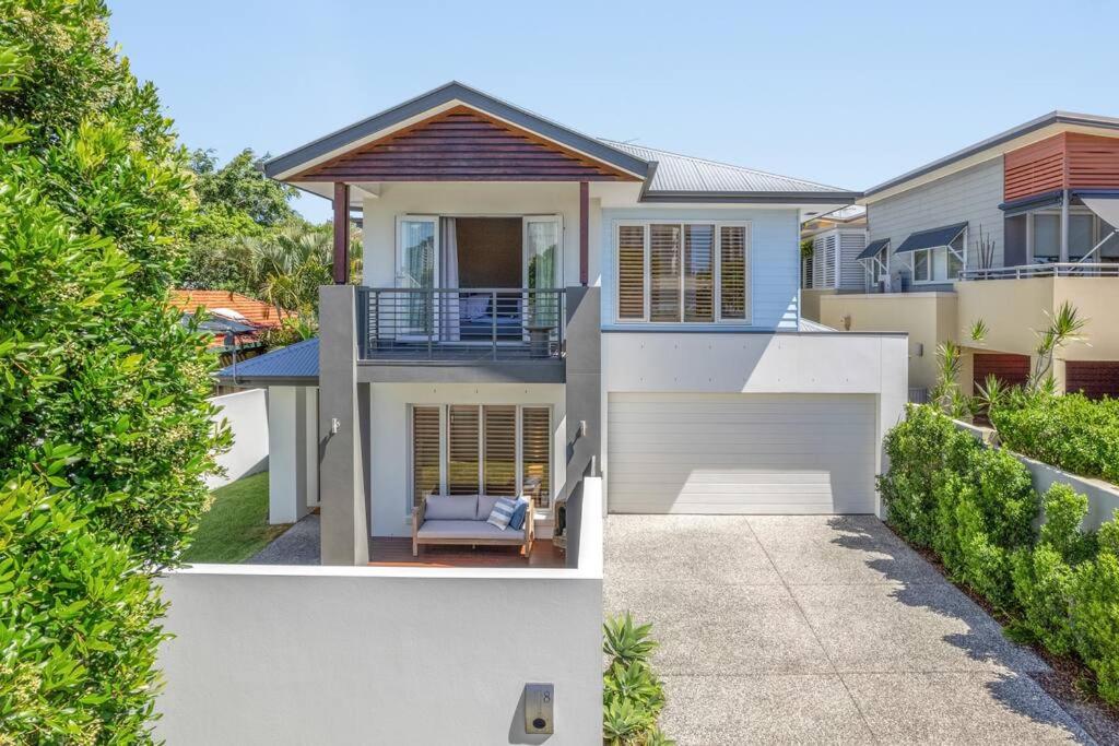 Casa de 1 dormitorio con balcón en una calle en Burleigh Getaway en Gold Coast