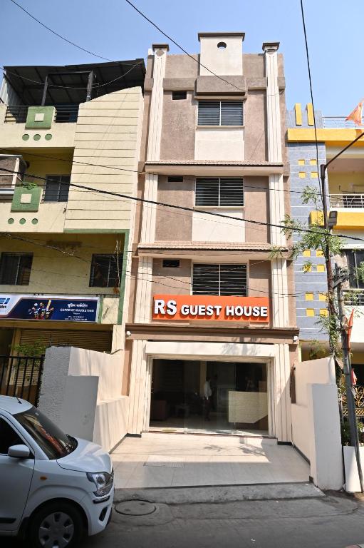 un edificio con una casa de huéspedes frente a él en RS GUEST HOUSE en Nagpur