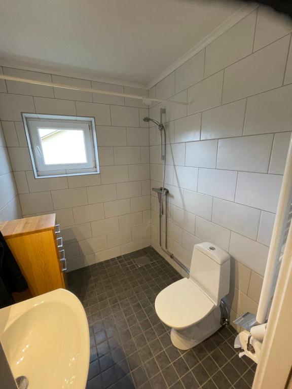 a bathroom with a toilet and a sink at Tingsgatan 24 in Årjäng