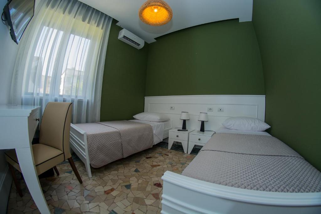 Postel nebo postele na pokoji v ubytování Artistic Tirana Blloku