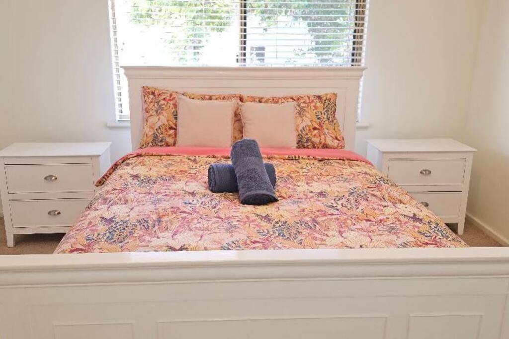 Кровать или кровати в номере Peaceful House