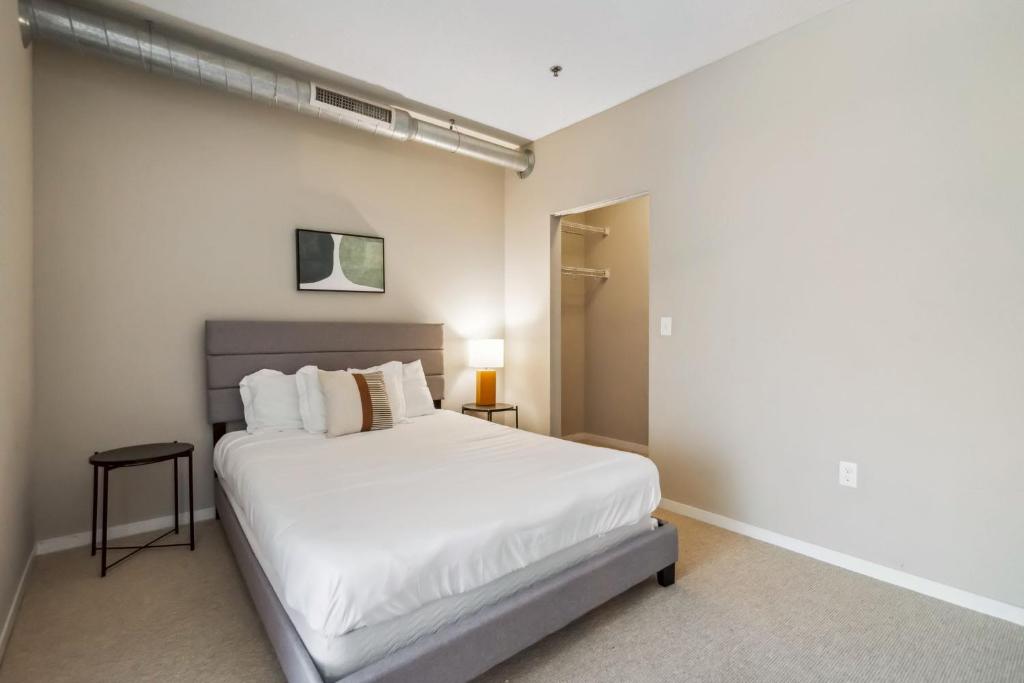 a bedroom with a large white bed in a room at CozySuites 2BR Mill District with pool, gym #02 in Minneapolis