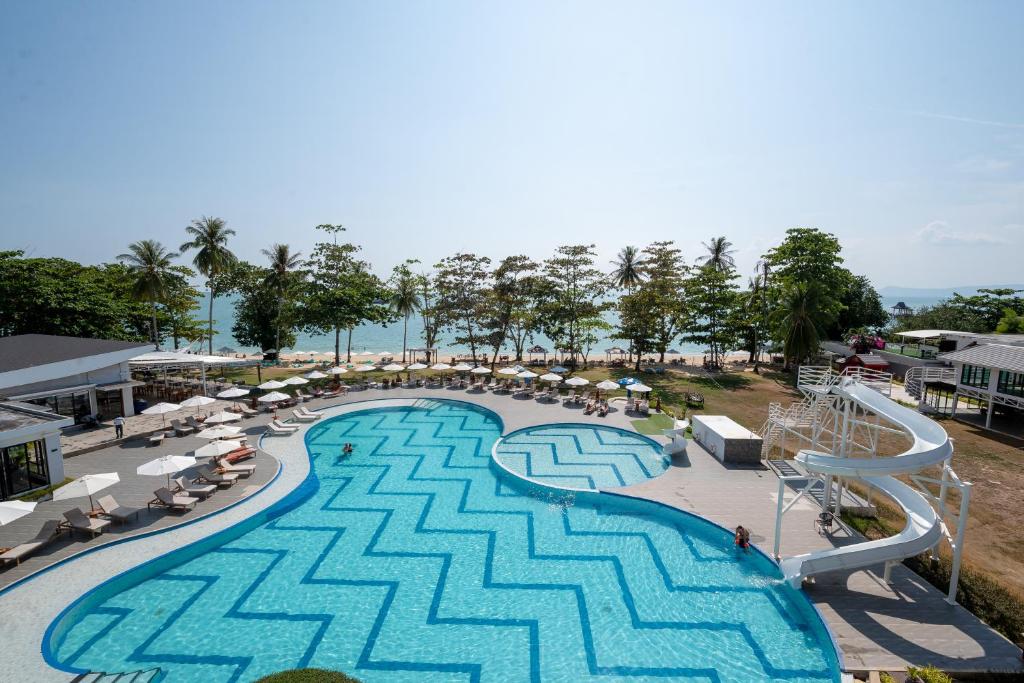 瑤亞島的住宿－Royal Yao Yai Island Beach Resort，享有度假村游泳池的空中景致