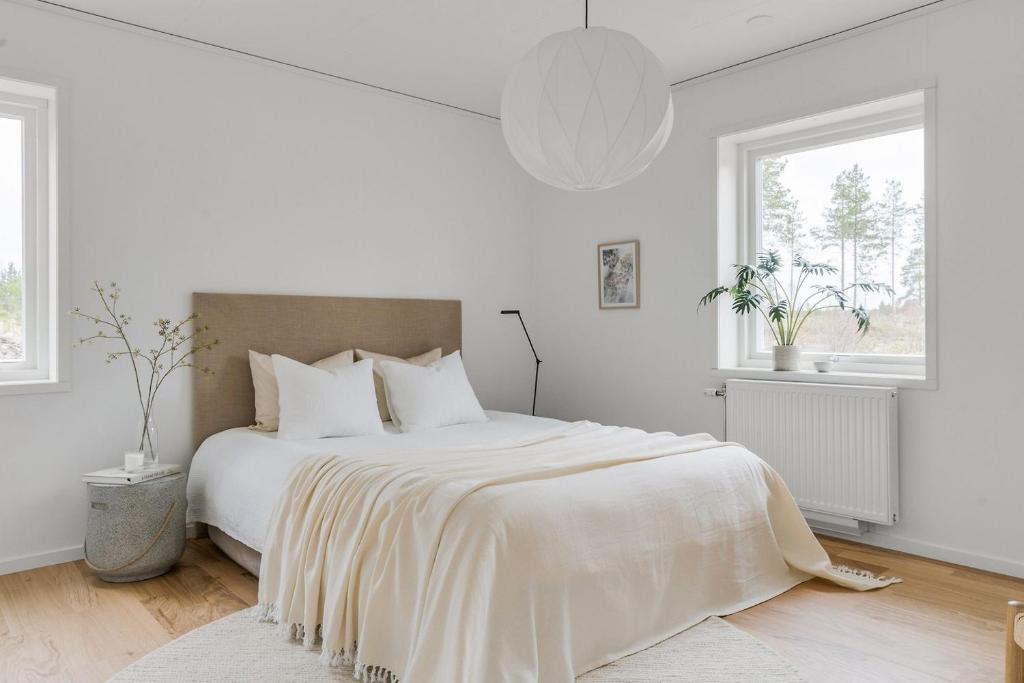 Cama o camas de una habitación en Guestly Homes - 2BR Coastal Business Villa