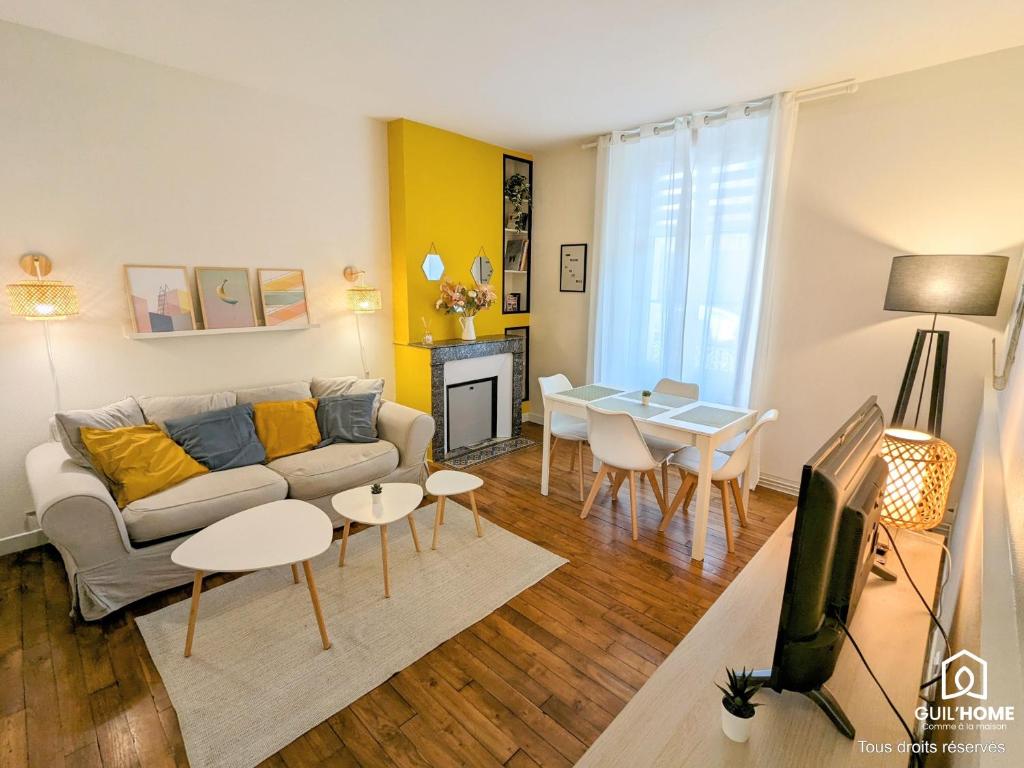 un salon avec un canapé et une table dans l'établissement Ô plaisir des sens * Jardin * Parking * Plain-pied, à Orléans