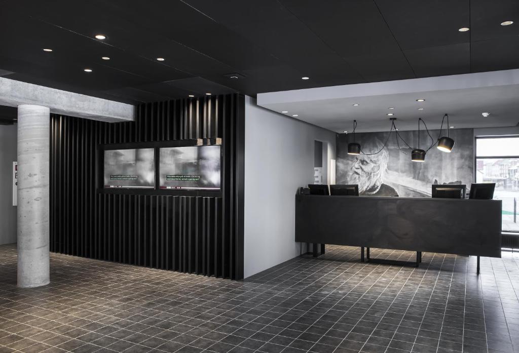 レイキャビクにあるSkuggi Hotel by Keahotelsの建物内の受付のあるロビー