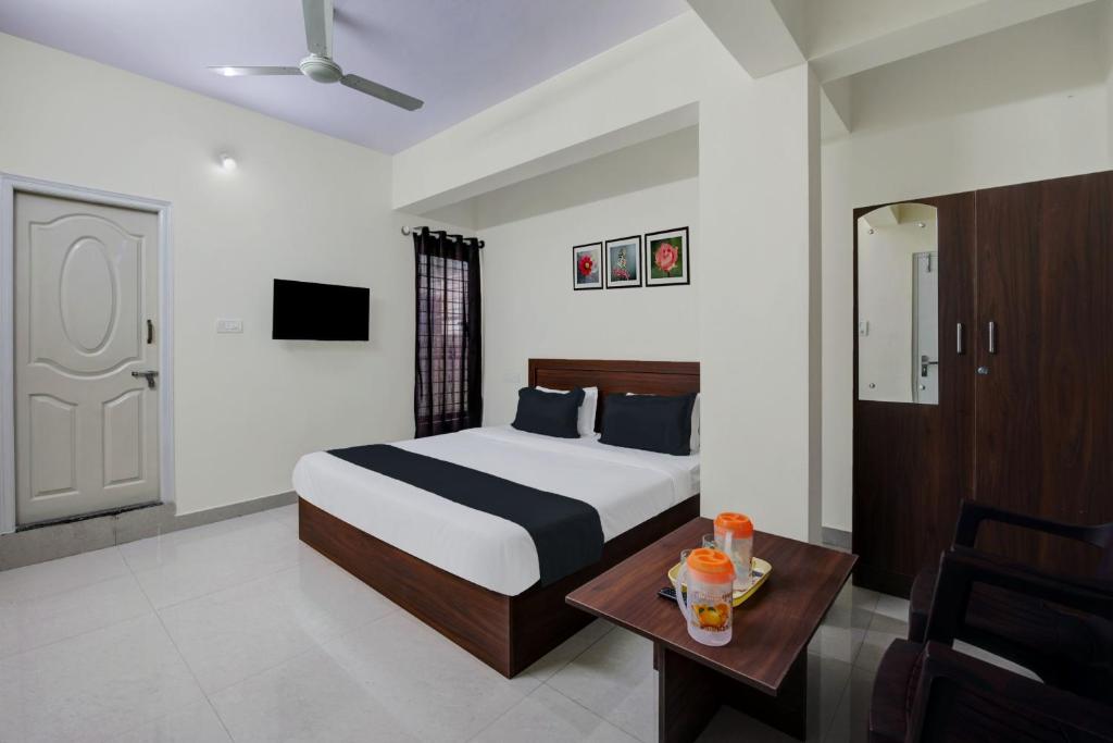 1 dormitorio con 1 cama y 1 mesa en una habitación en OYO KPC Comfort, en Bangalore