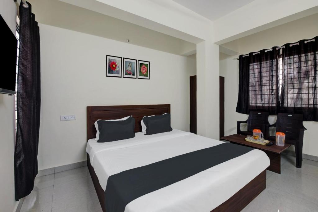 - une chambre avec un grand lit dans l'établissement OYO KPC Comfort, à Bangalore
