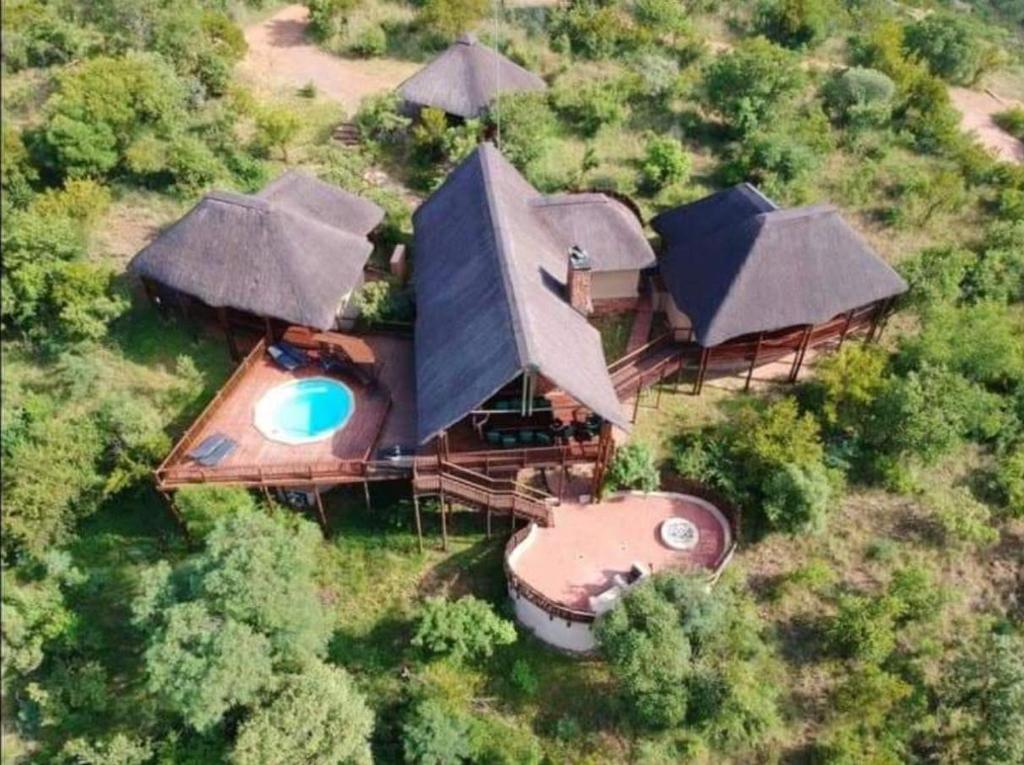 eine Luftansicht eines Hauses mit Pool in der Unterkunft Kanaan, Mabalingwe in Mabula