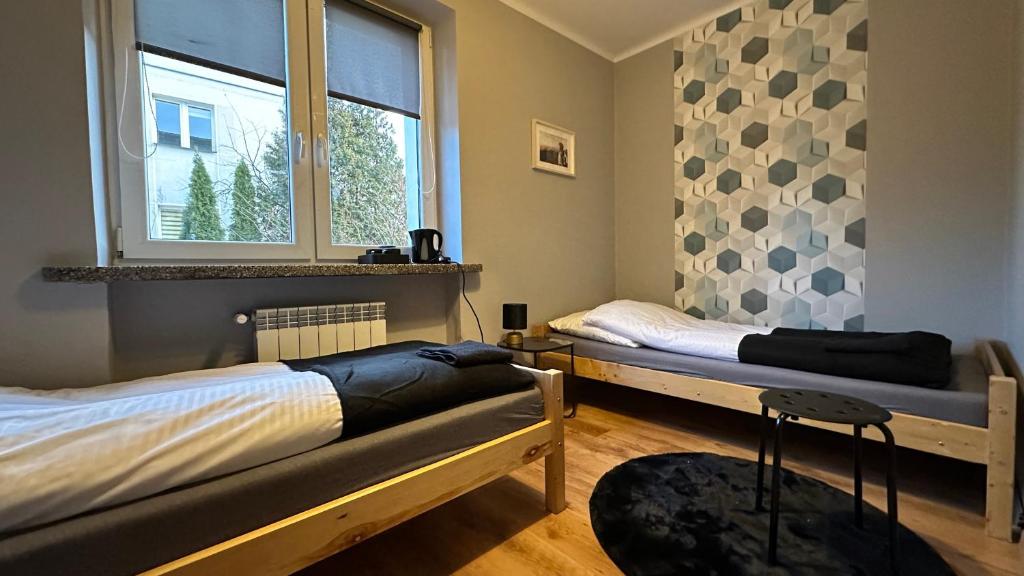 1 dormitorio con 2 camas y ventana en S35 en Białystok