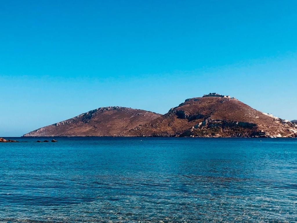 eine Insel inmitten eines großen Wasserkörpers in der Unterkunft Boulafendis on Alinda Beach Leros in Alinda