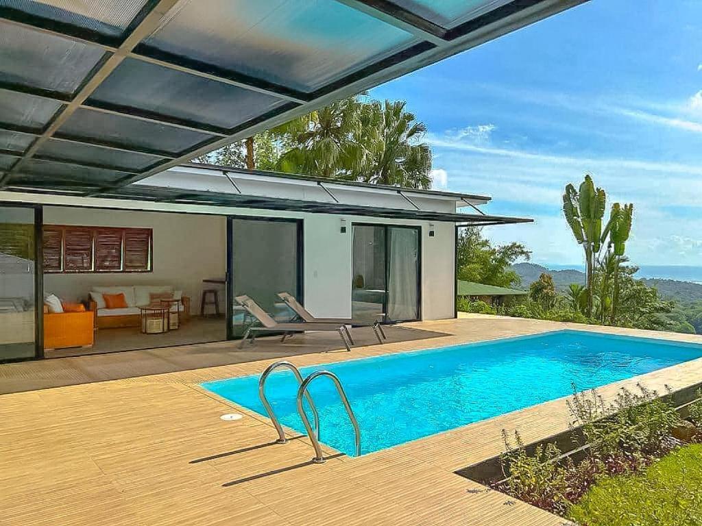une maison avec une piscine et une terrasse dans l'établissement Modern Home with Panoramic Ocean View and Pool, à Ojochal