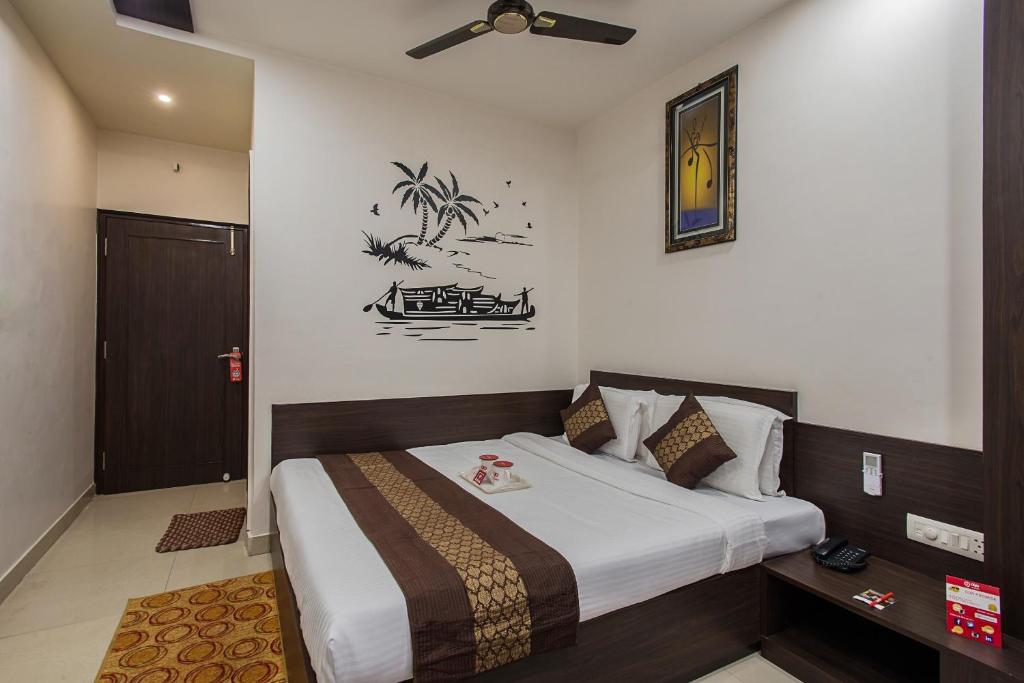 1 dormitorio con 1 cama y ventilador de techo en Hotel Joy en Jaipur