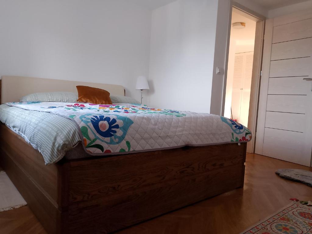 1 dormitorio con 1 cama con edredón de flores en Pod 20, en Jelenia Góra