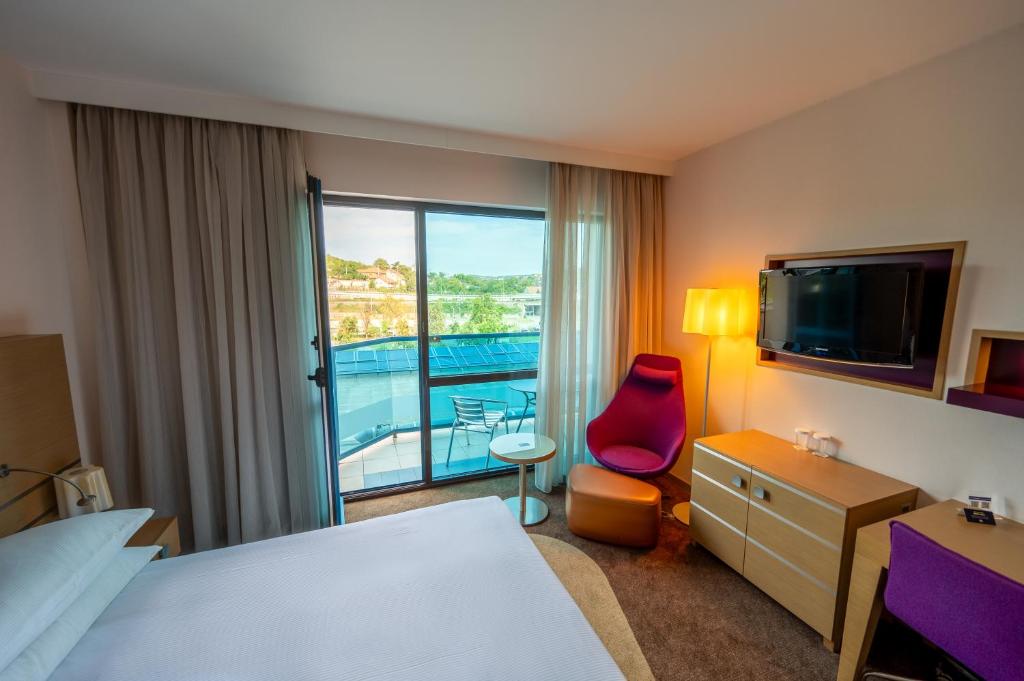 Postel nebo postele na pokoji v ubytování DoubleTree by Hilton Oradea