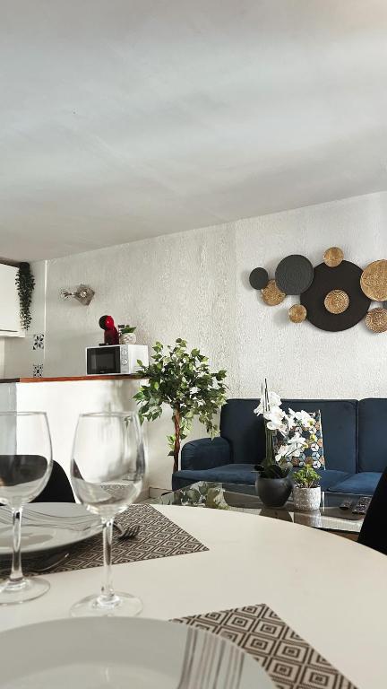 - un salon avec deux verres à vin sur une table dans l'établissement Le Duplexe Chaleureux T3, à Montauban