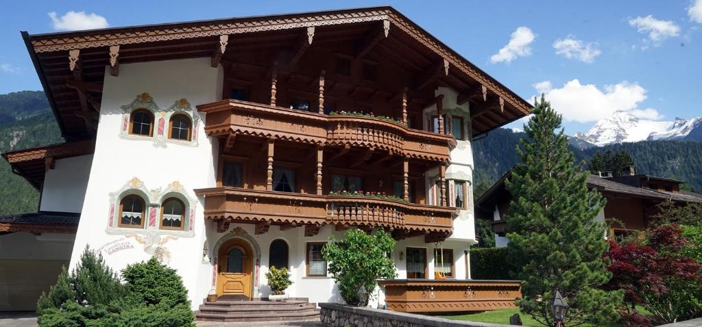 una gran casa en las montañas con montañas en Landhaus Sabrina, en Mayrhofen