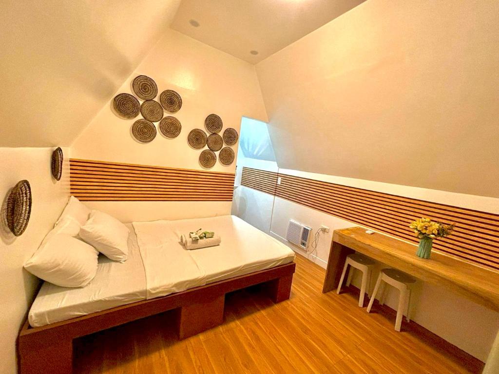 Säng eller sängar i ett rum på Villa Lovi Panagsama Beach Moalboal
