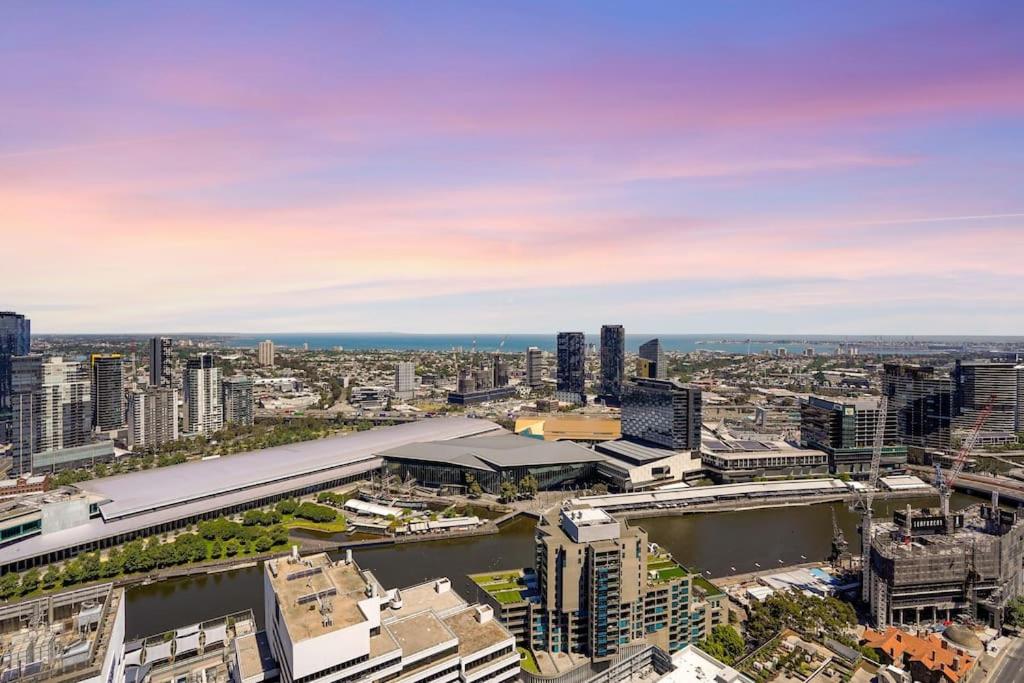 een luchtzicht op een stad met hoge gebouwen bij NEW Waterfront Living With Sublime Views 2B1B in Melbourne