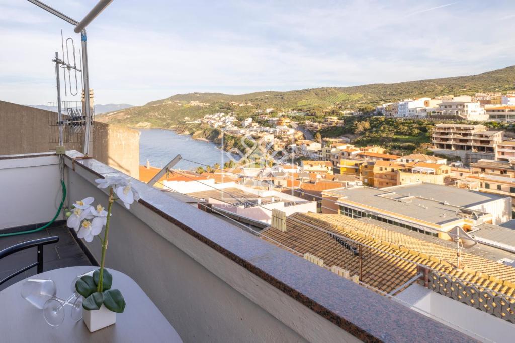 balcón con vistas a la ciudad y al océano en Gouenael Apartment- Castelsardo, en Castelsardo