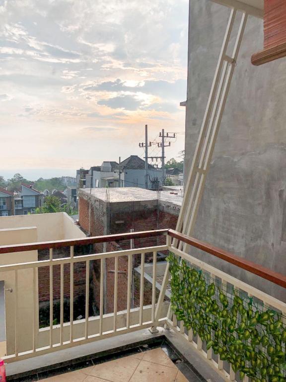 ein Balkon mit Blick auf ein Gebäude in der Unterkunft Vila Mulyo cordoba residence E4 in Tlekung